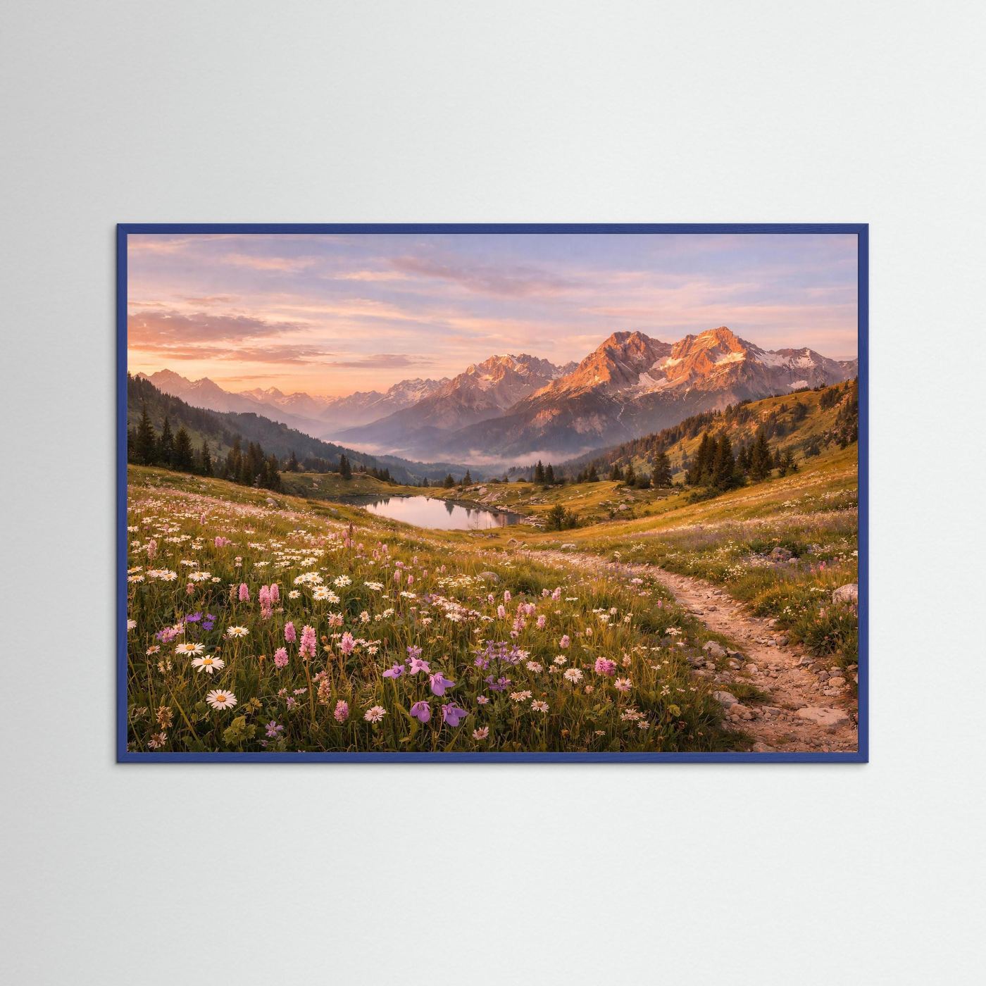 Panorama-Poster im blauen Rahmen: Almwiese mit Blumen, Fluss und Berge