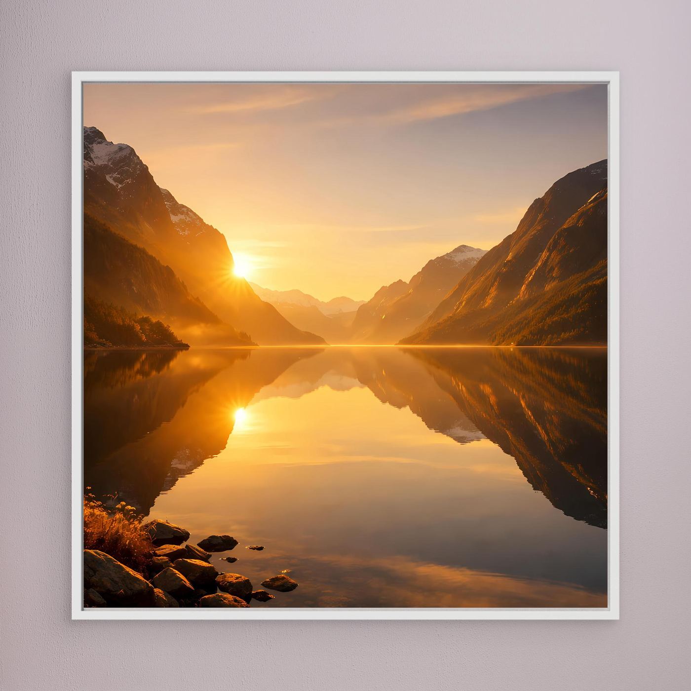 Leinwandbild mit Sonnenaufgang über Fjord, reflektierte Berge und Felsen, weißer Rahmen.
