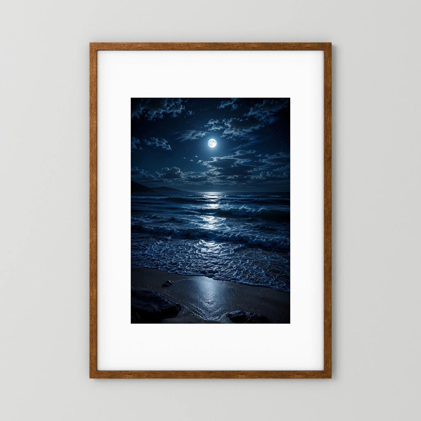 Poster mit Holzrahmen: nächtliche Meereslandschaft mit Mondschein und Wellen, tiefes Blau