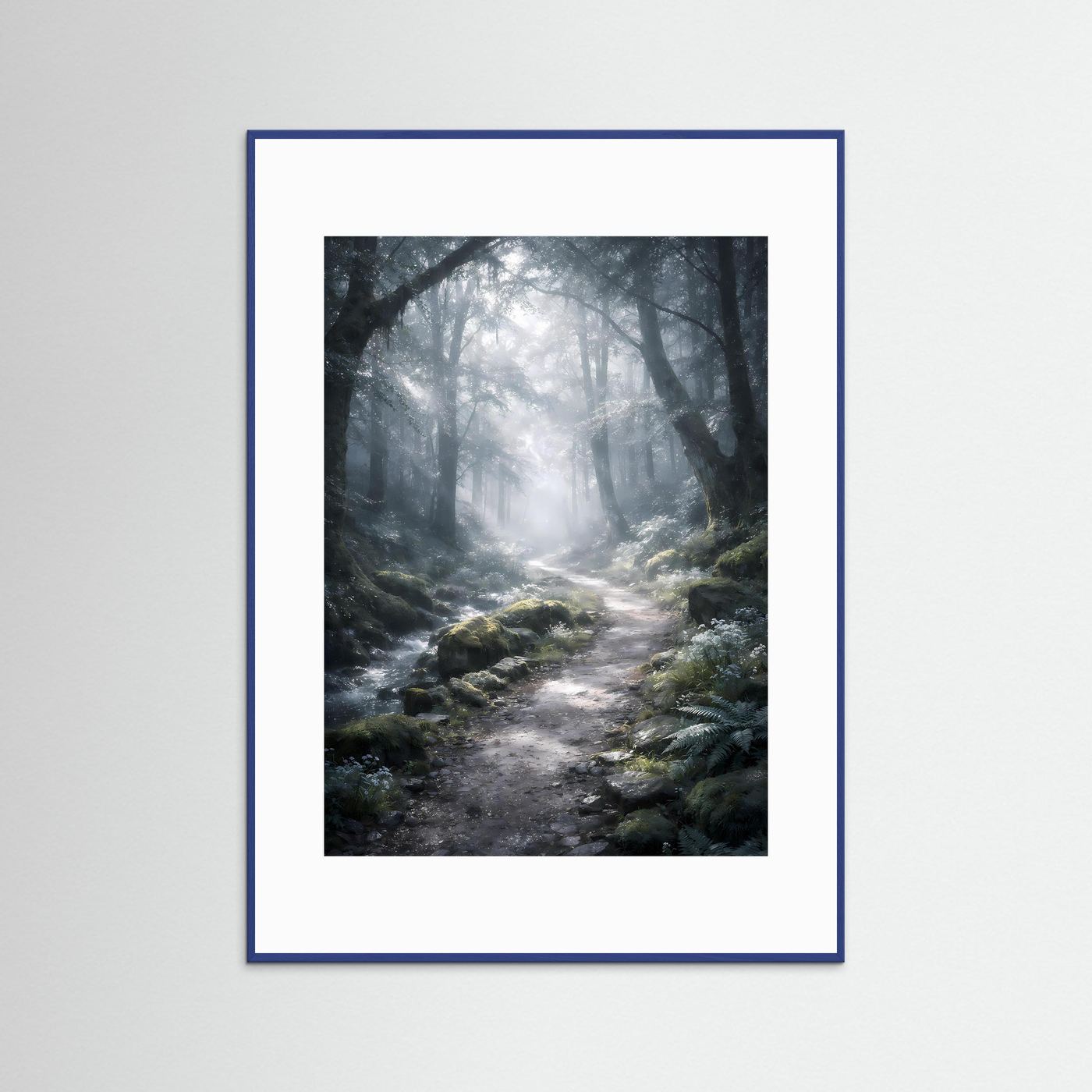 Waldweg-Poster im Hochformat mit Nebelwald, Holzrahmen in Blau