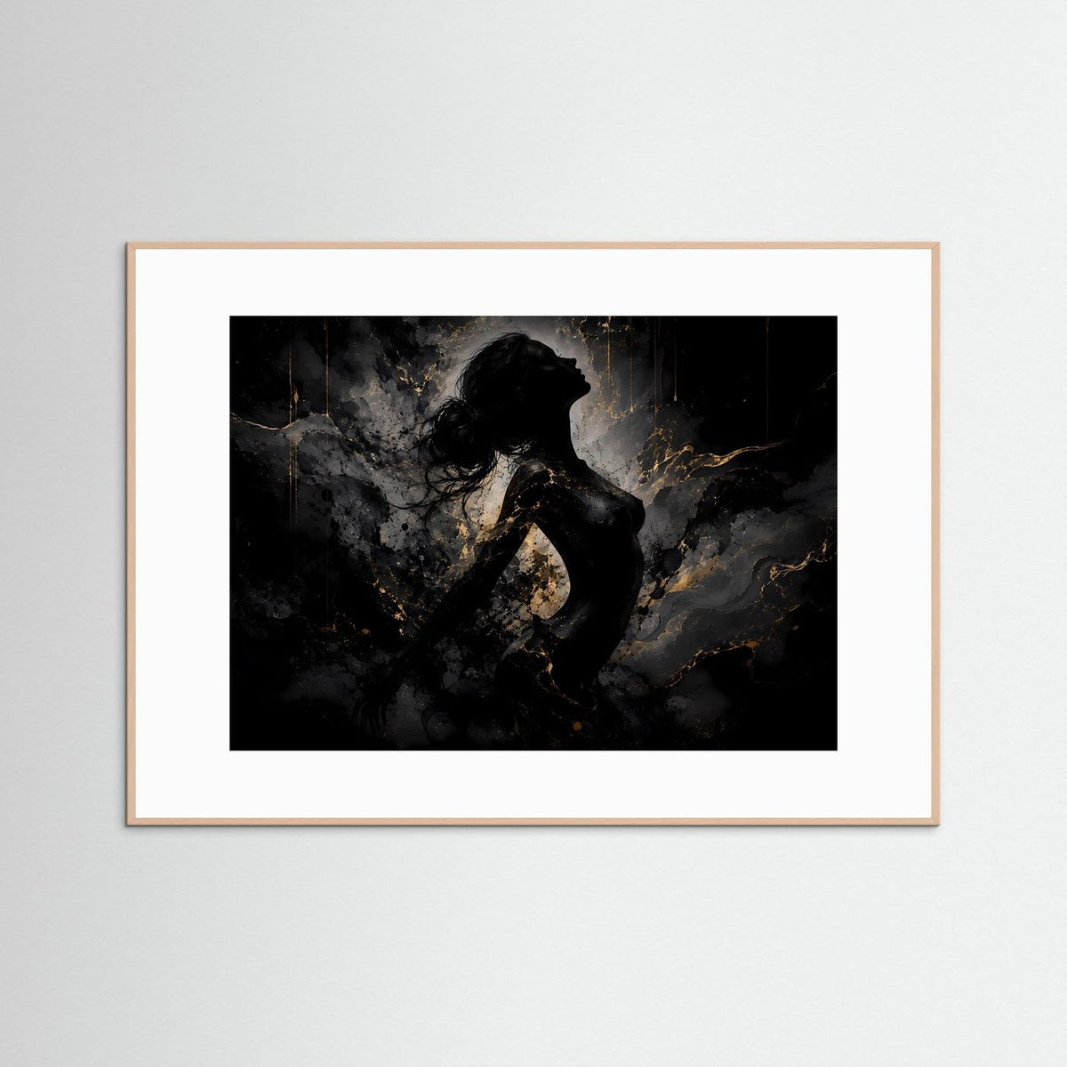 Wandbild mit abstrakter Frauensilhouette in Schwarz und Gold, im hellen Holzrahmen