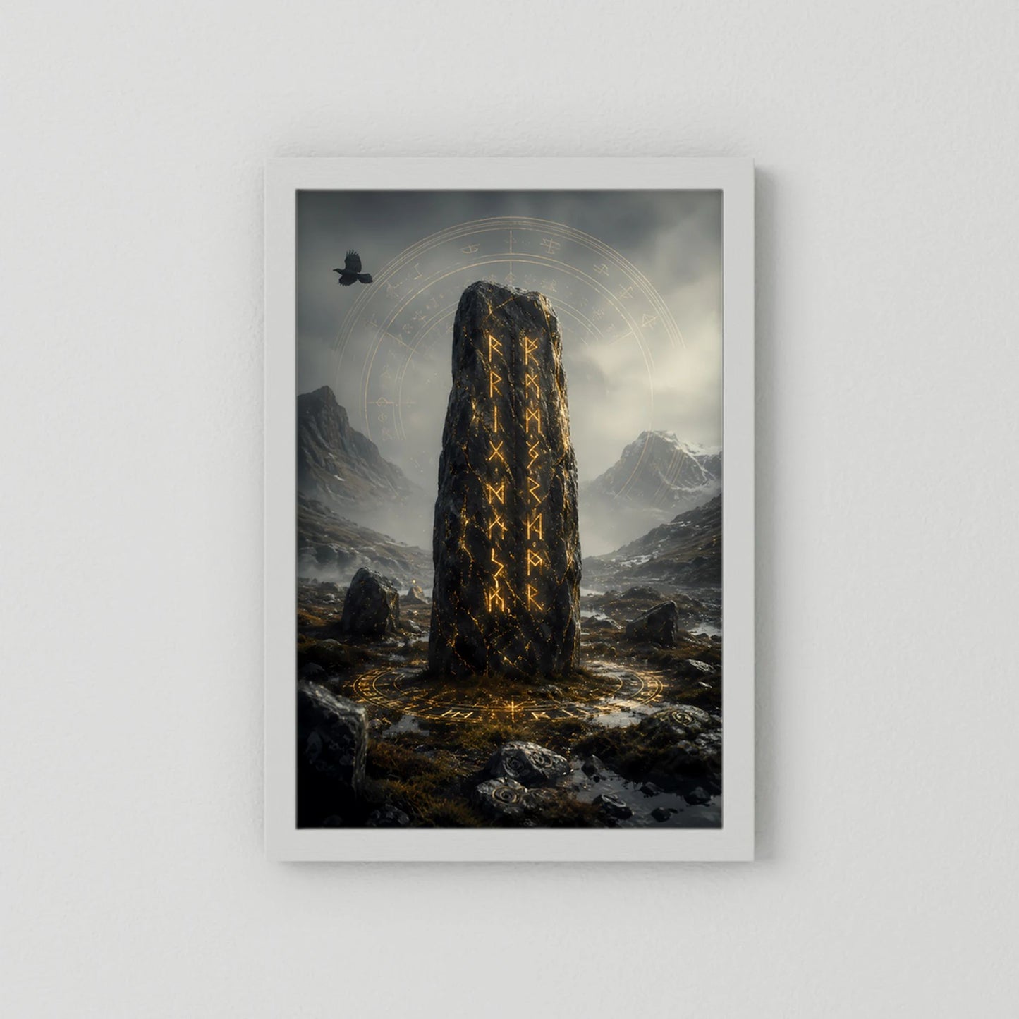 Weiß gerahmtes Hochformat-Poster mit leuchtenden Runen am Stein vor Bergen