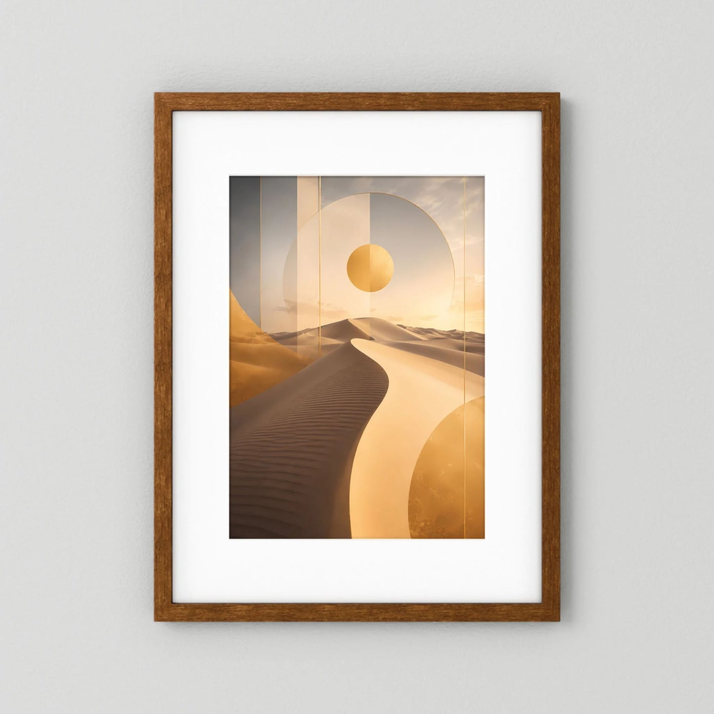 Poster mit abstrakten Dünen und goldener Sonne, dunkler Eichenrahmen