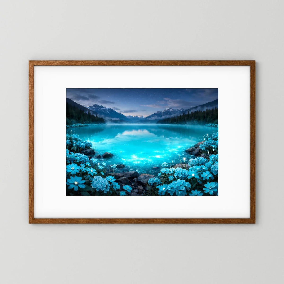 Querformat-Poster im dunklen Holzrahmen mit blau leuchtendem Bergsee und blauen Blumen