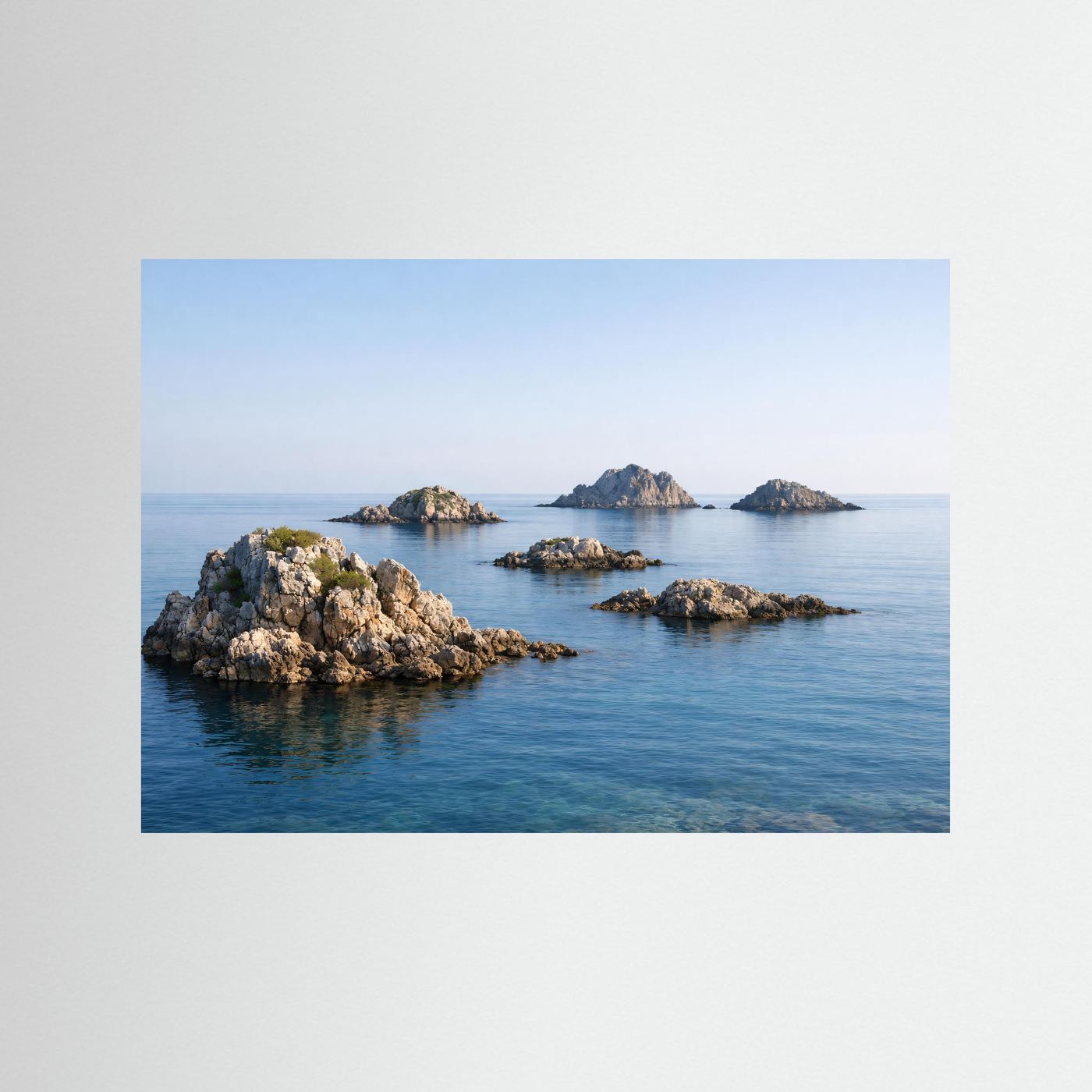 Panorama-Naturposter mit Felseninseln und blauem Meer im Querformat