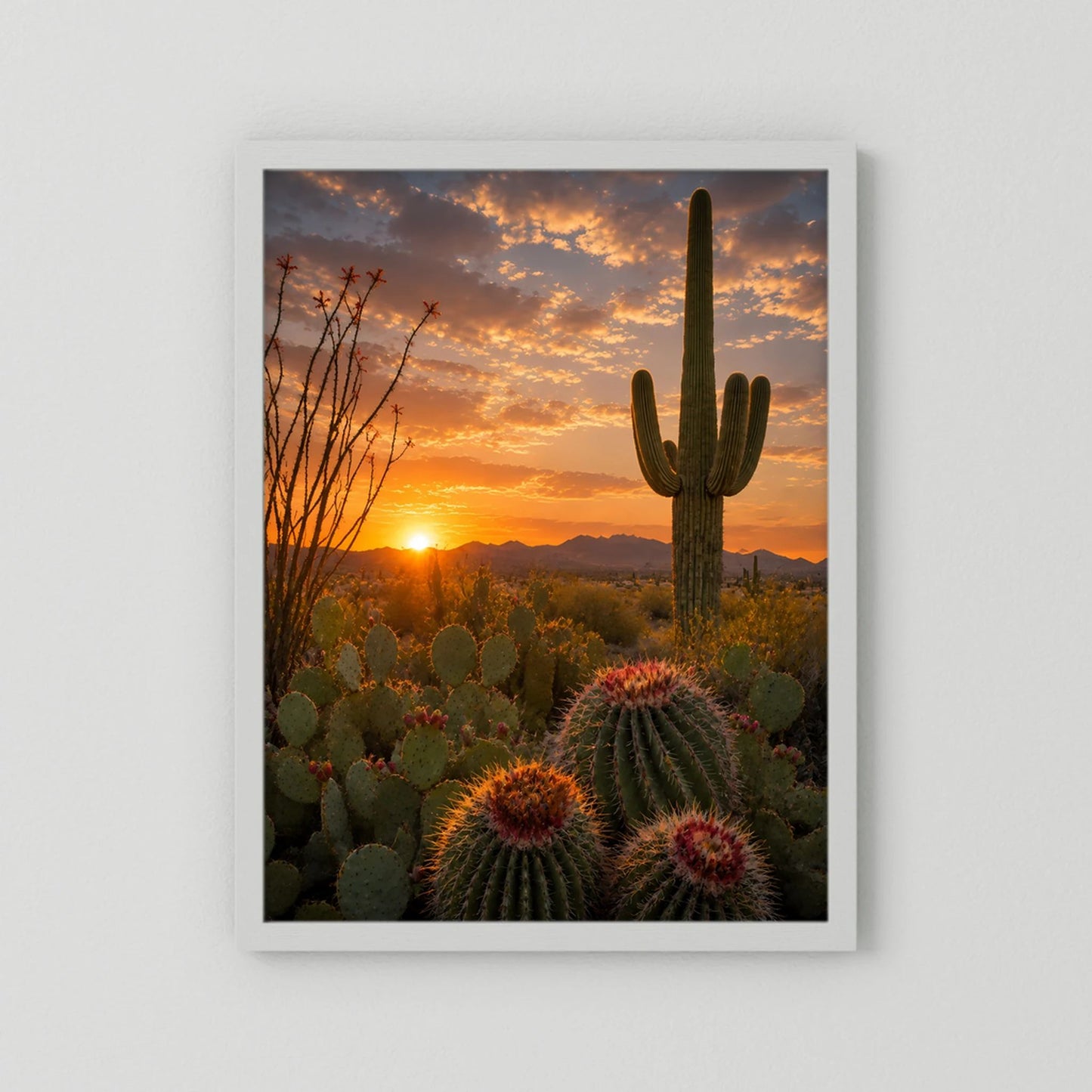 Poster im Hochformat mit hellem Holzrahmen, Kakteenlandschaft mit warmem Abendhimmel.