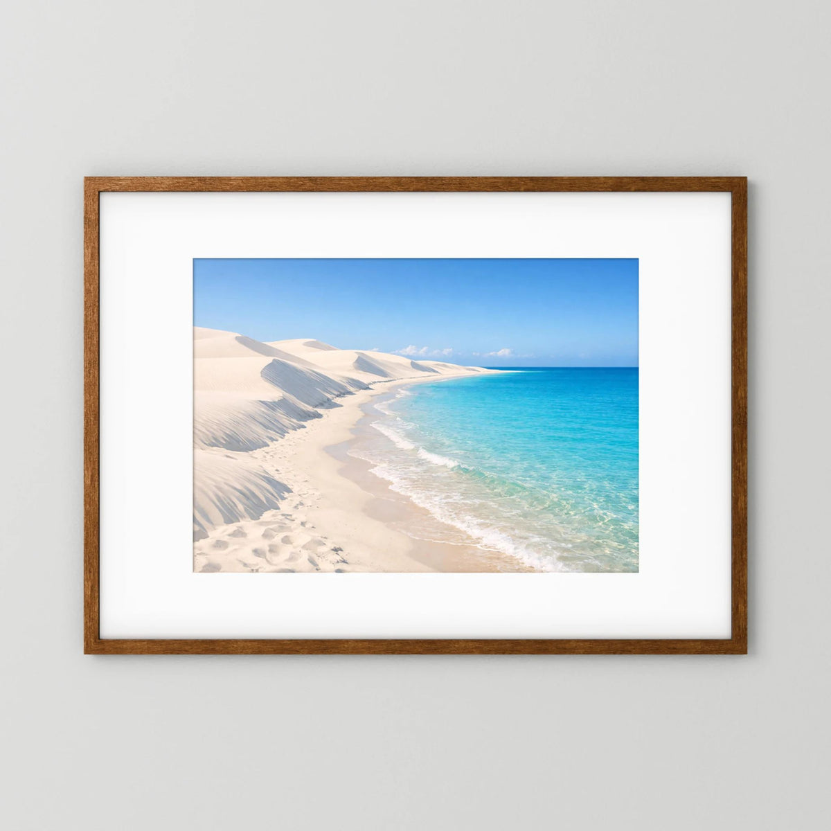 Wandbild mit Sanddünen und Meer, querformat, dunkler Holzrahmen