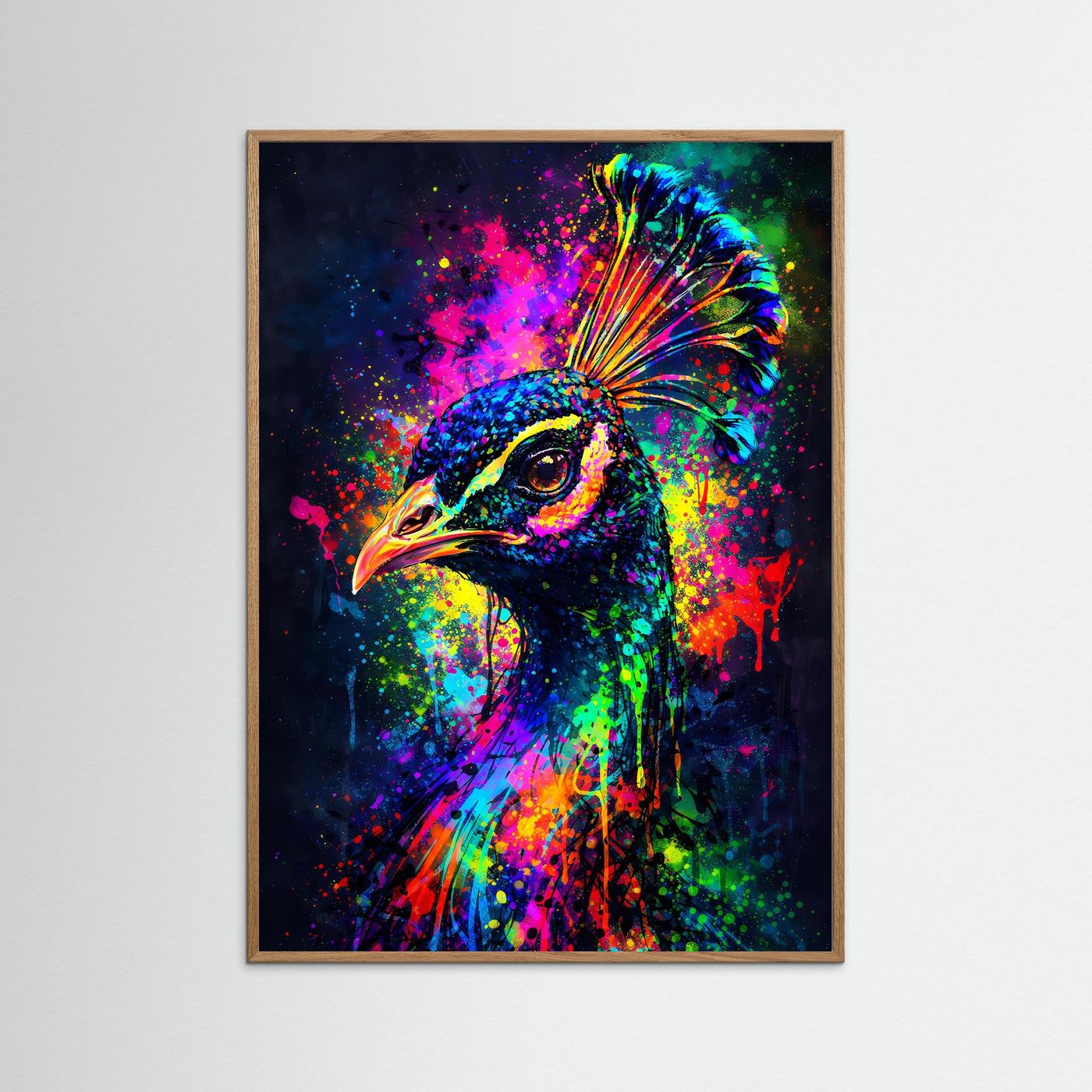 Pfau-Poster mit buntem Farbexplosions-Motiv, Porträt eines Pfauen mit Federkrone, Holzbordüre.