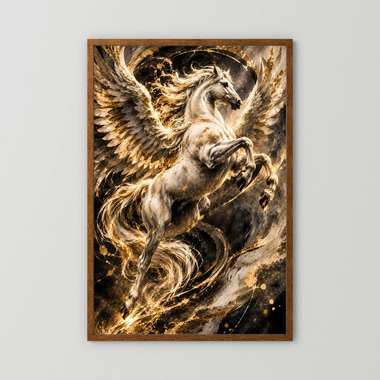 Hochformatiges Poster: geflügelter Pegasus in goldenen Wirbeln, brauner Holzrahmen