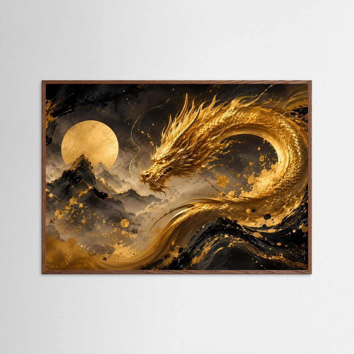 Querformat-Poster mit goldenem Drachen über Berglandschaft im dunklen Eichenholzrahmen