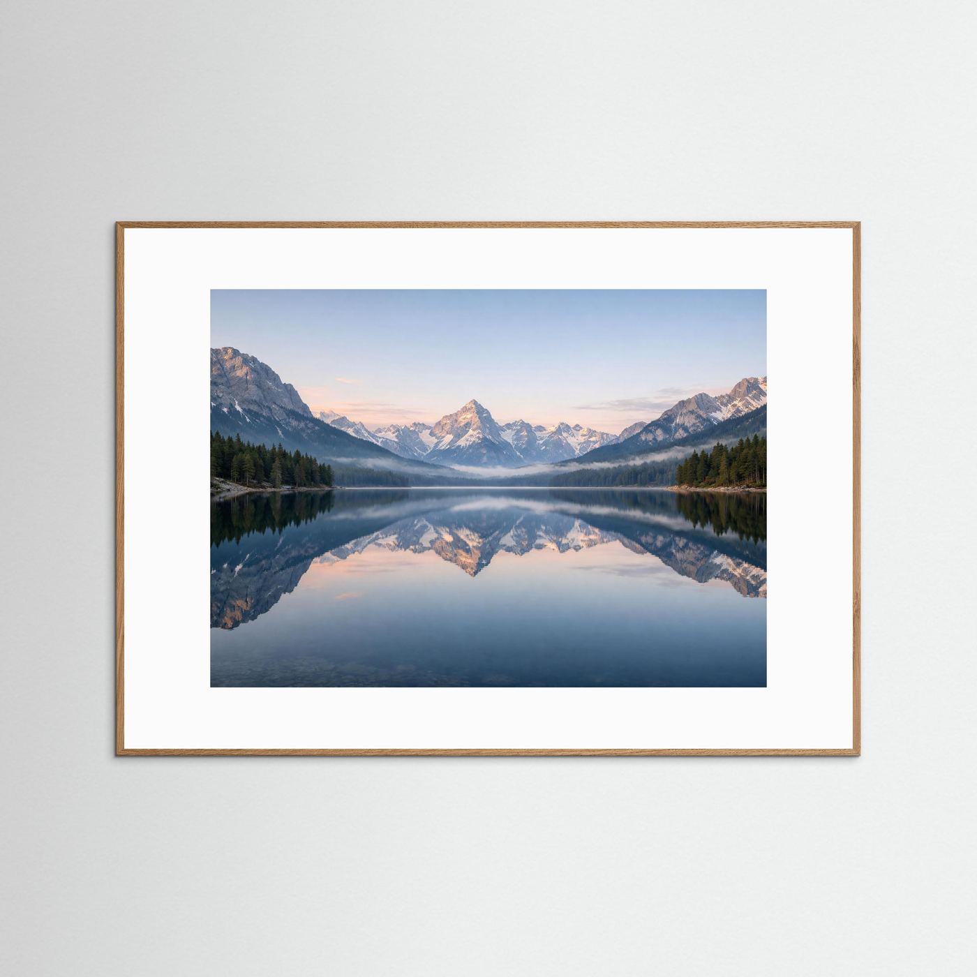 Alpen-Panorama-Poster im hellen Holzrahmen, Spiegelsee mit Bergen