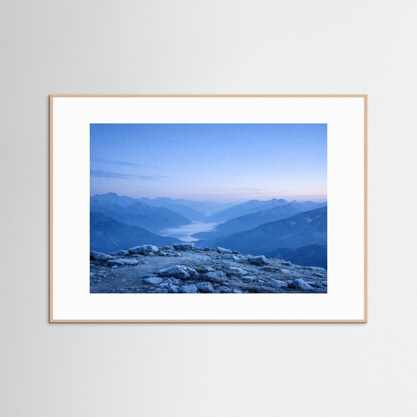 Bergpanorama-Poster mit Blick ins Gebirge, hellbrauner Rahmen und weißer Rand