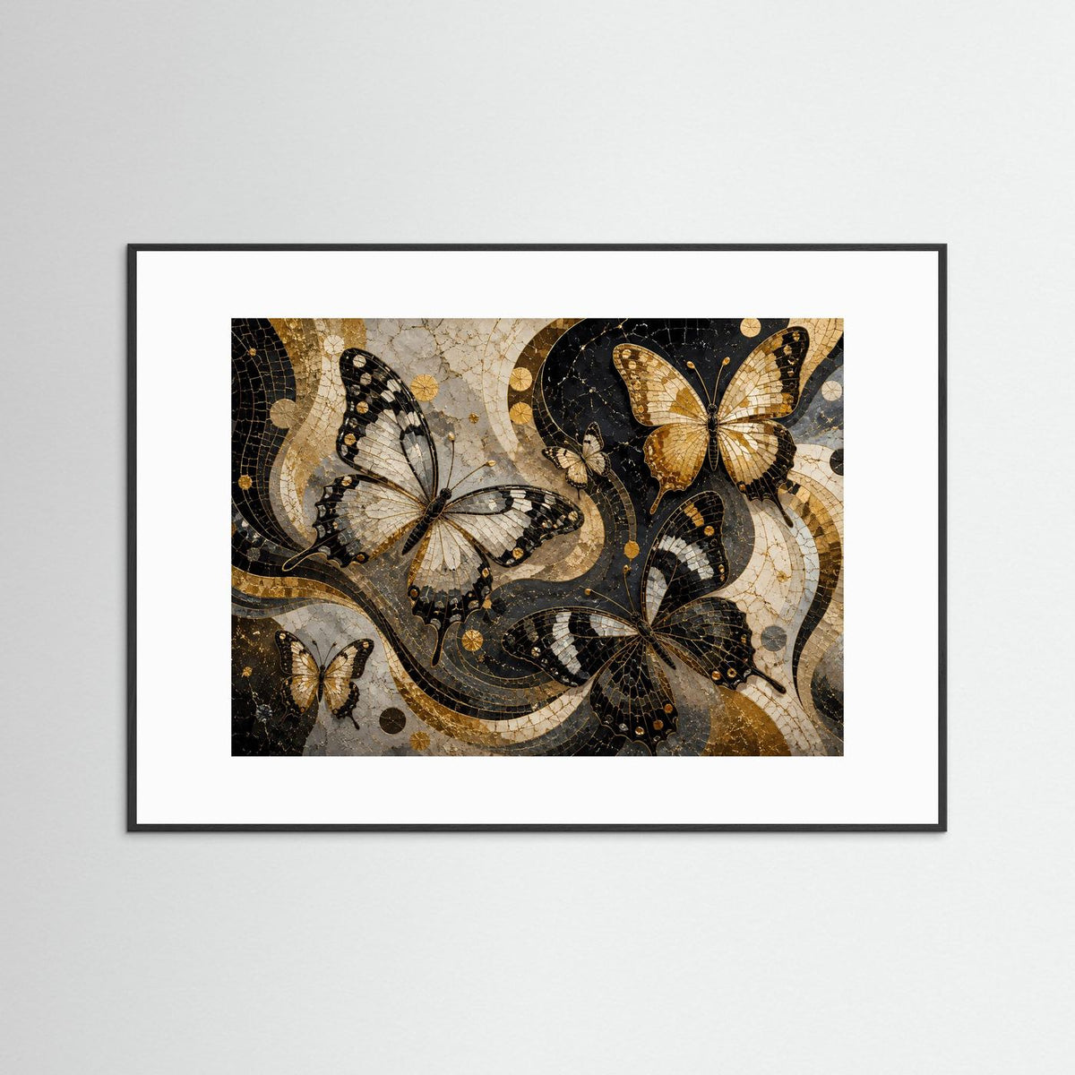 Poster mit Mosaik-Schmetterlingen in Schwarz und Gold im schwarzen Rahmen mit weißem Passepartout