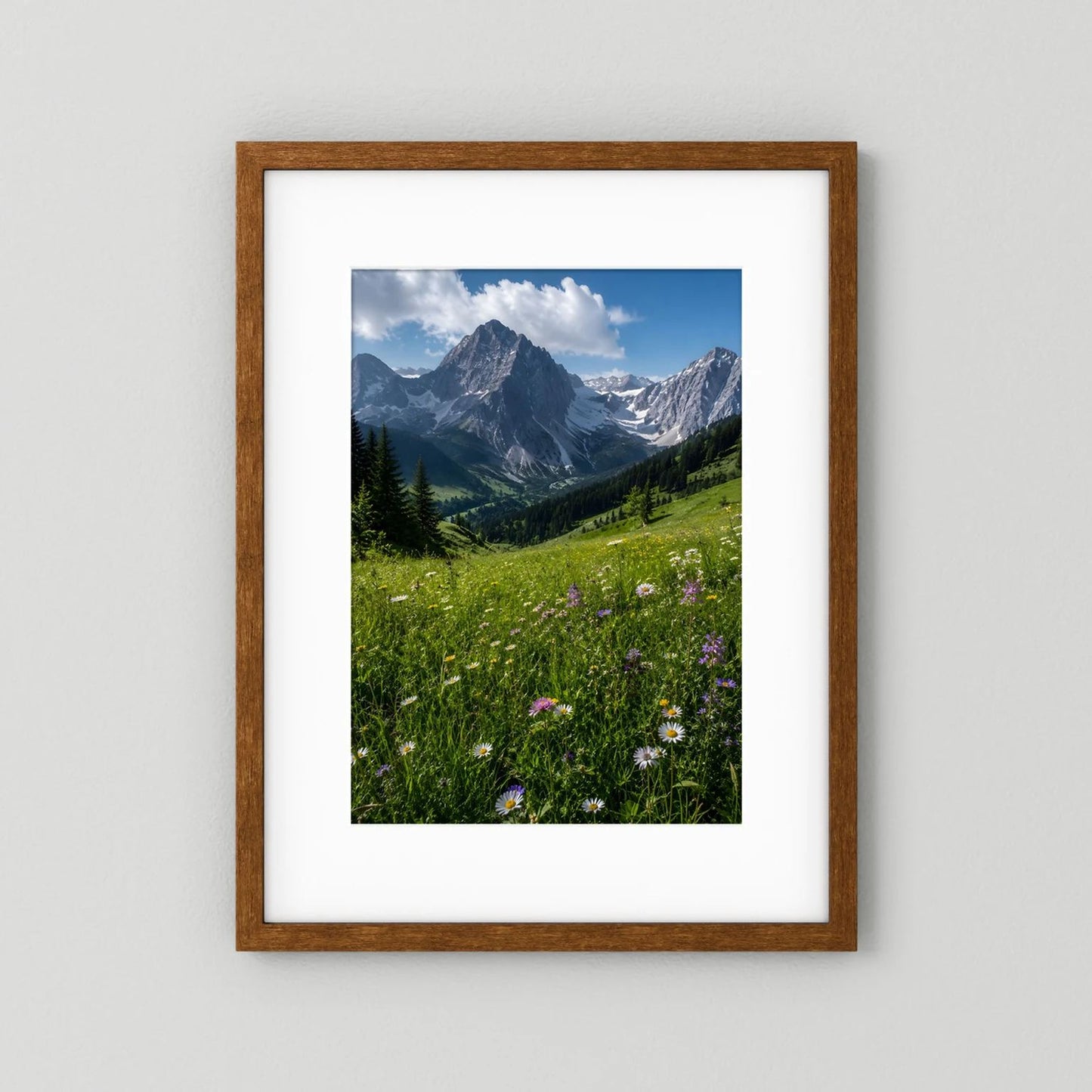 Wandbild mit Alpenberglandschaft und Wildblumen im Hochformat, brauner Holzrahmen