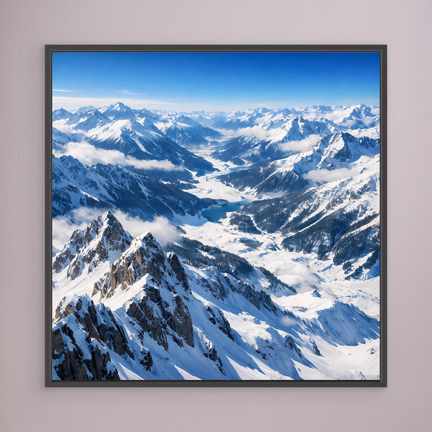 Gerahmtes Leinwandbild: schneebedeckte Alpenpanoramalandschaft, blau-weiß, dunkelgrauer Rahmen