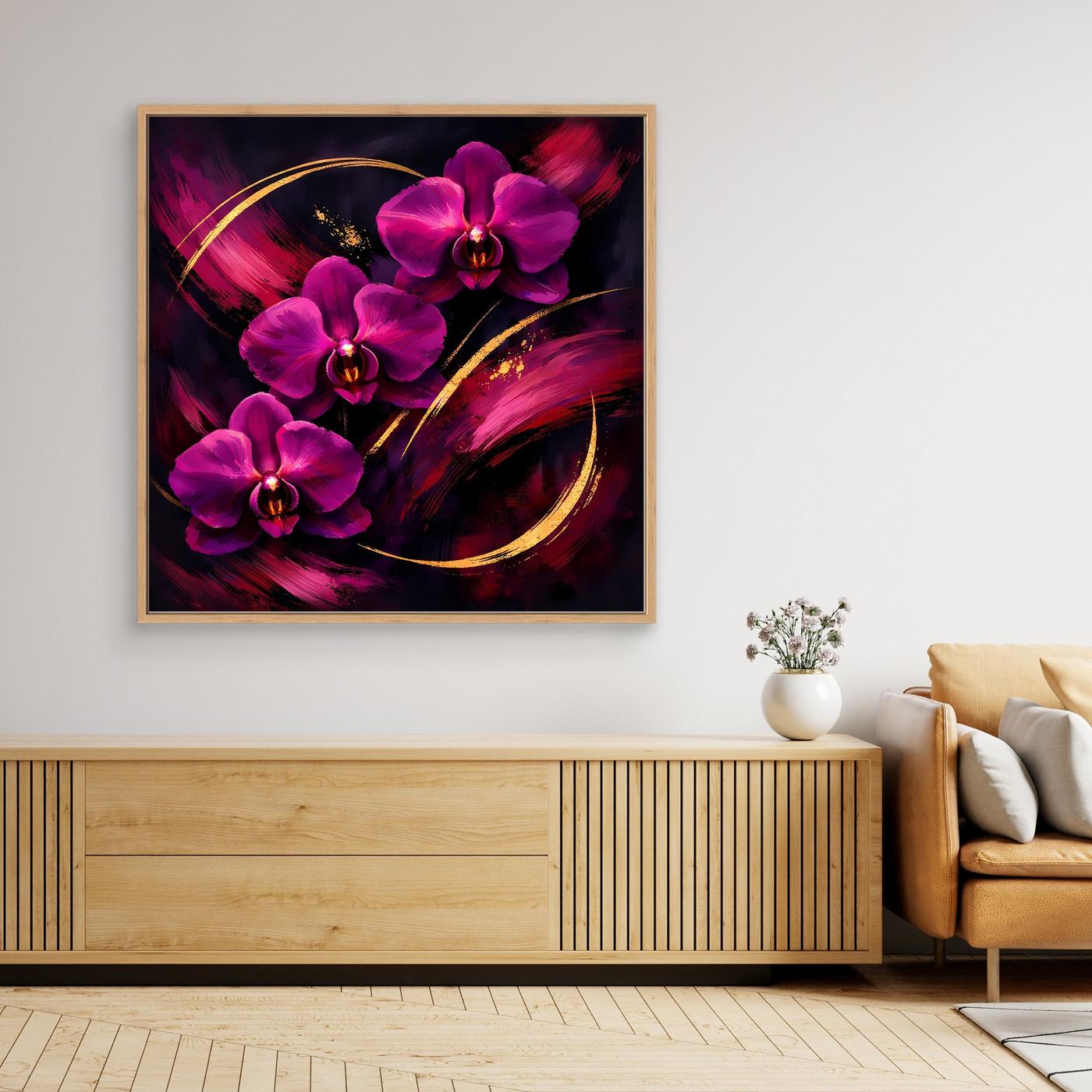 Leinwandbild mit magenta Orchideen und goldenen geschwungenen Linien im dunklen Stil, heller Holzrahmen