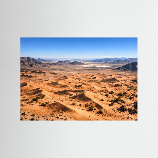 Panorama-Poster mit blauem Rand, Sanddünen und Wüstenlandschaft unter blauem Himmel