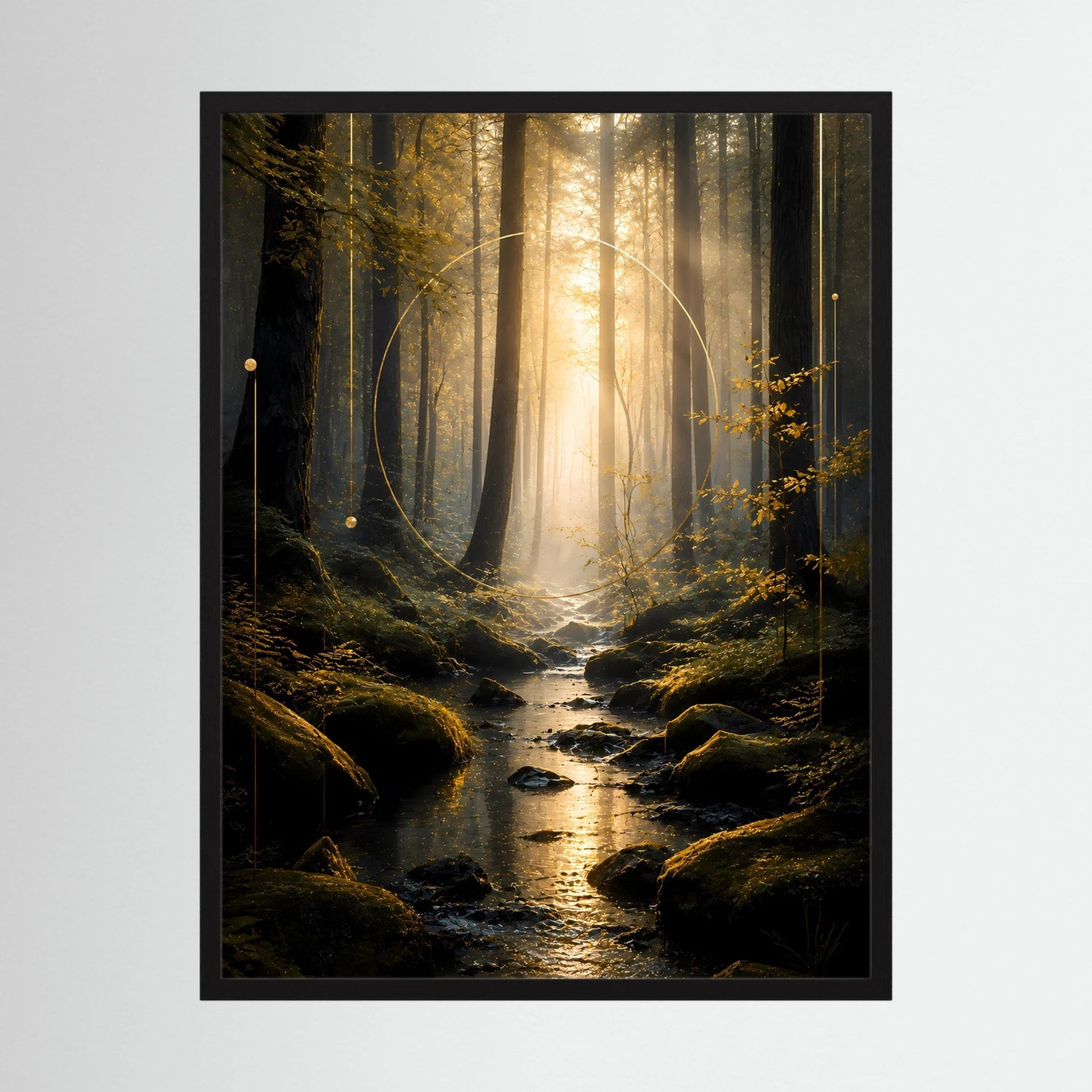 Hochformat-Poster im schwarzen Rahmen, Waldweg mit Bachlauf und goldenem Licht