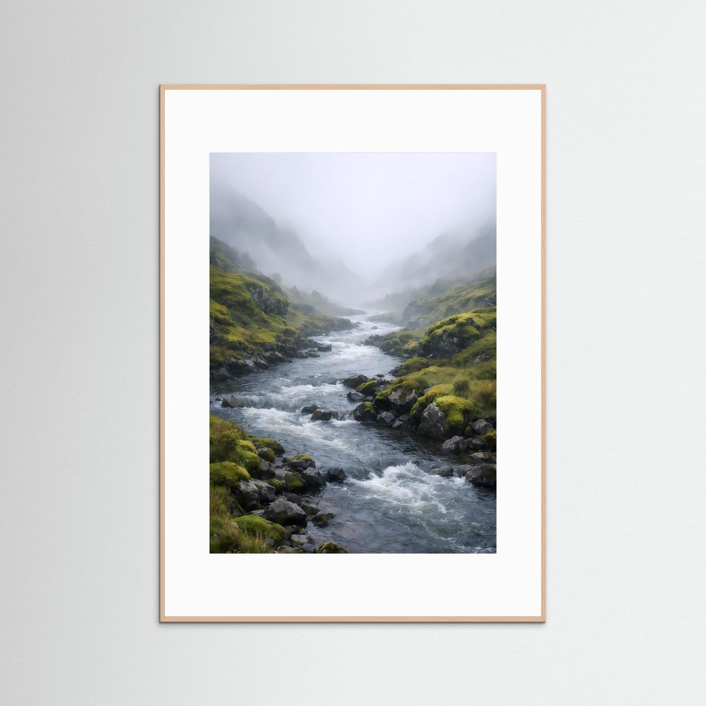 Naturposter mit hellem Holzrahmen, Fluss zwischen Steinen und Moos im Nebel