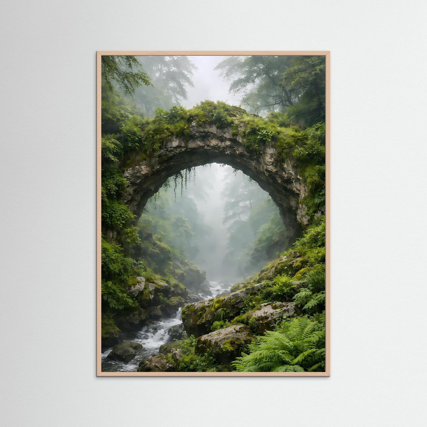 Wald-Poster mit rosafarbenem Holzrahmen, steinernem Bogen über Bach im Nebel, Hochformat