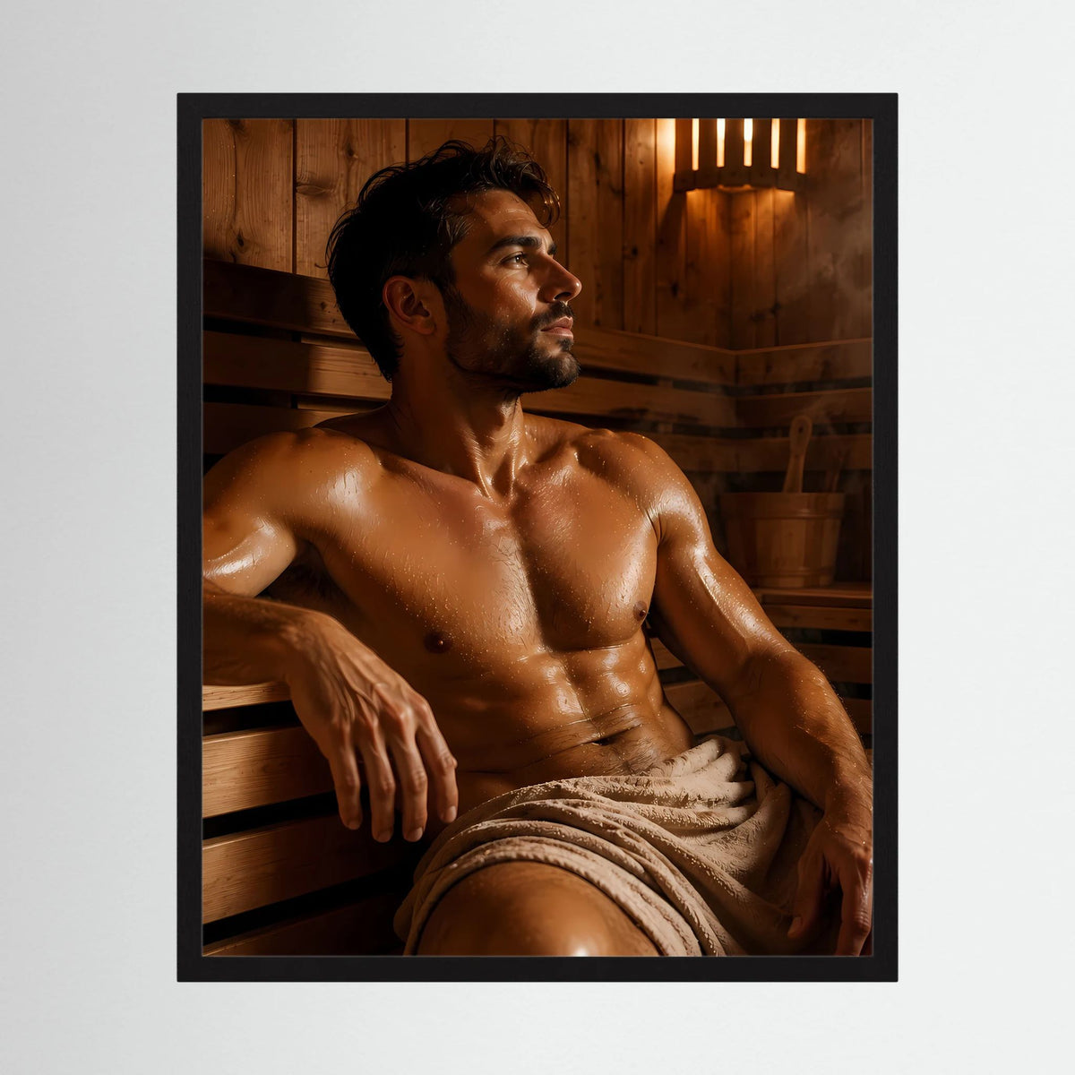 Sauna-Poster im Hochformat mit schwarzem Rahmen: Mann in der Sauna, Handtuch um die Hüften