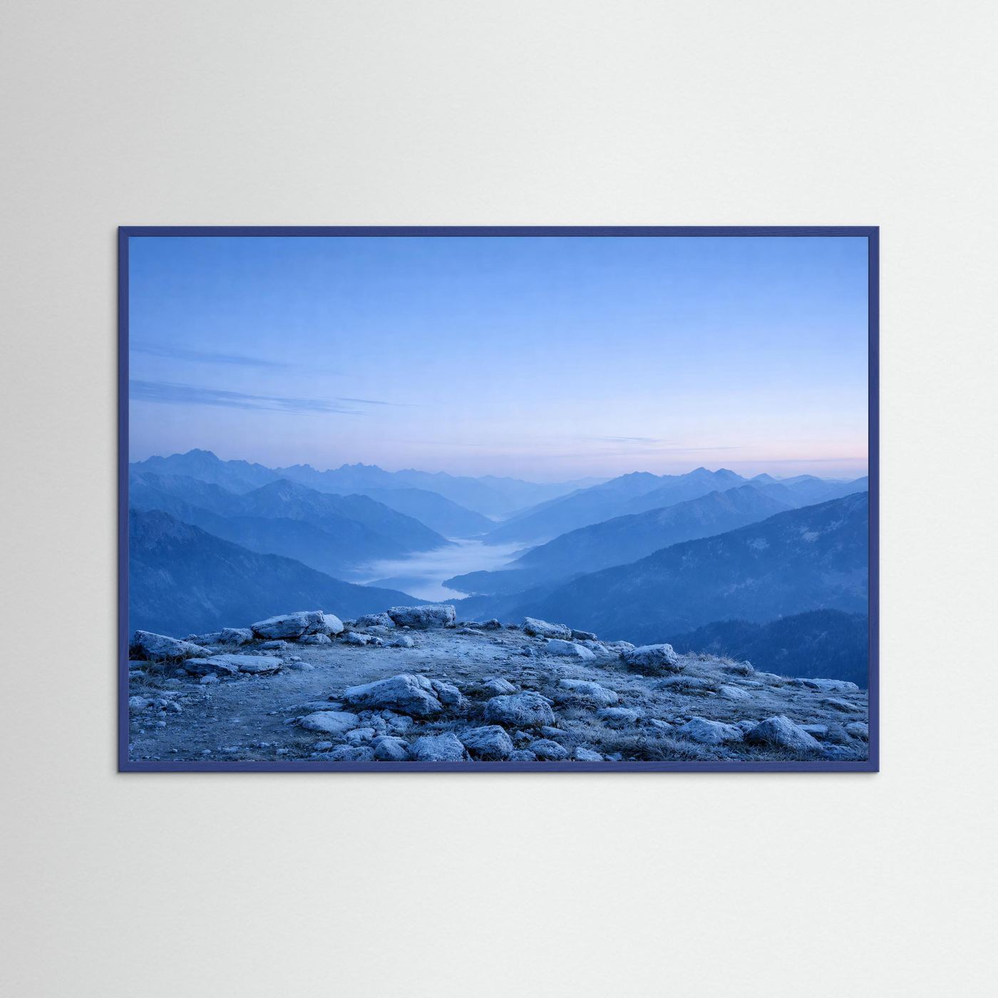 Querformat-Poster mit Alpenpanorama, frostiger Boden und blaue Bergsilhouetten, grauer Rand