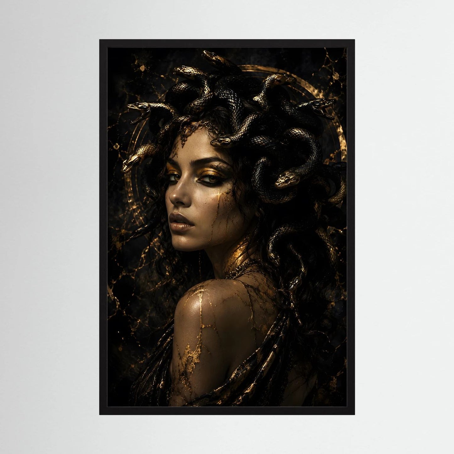 Poster mit Frauenporträt in Schwarz-Gold, Medusa mit Schlangenhaar, schwarzer Rahmen