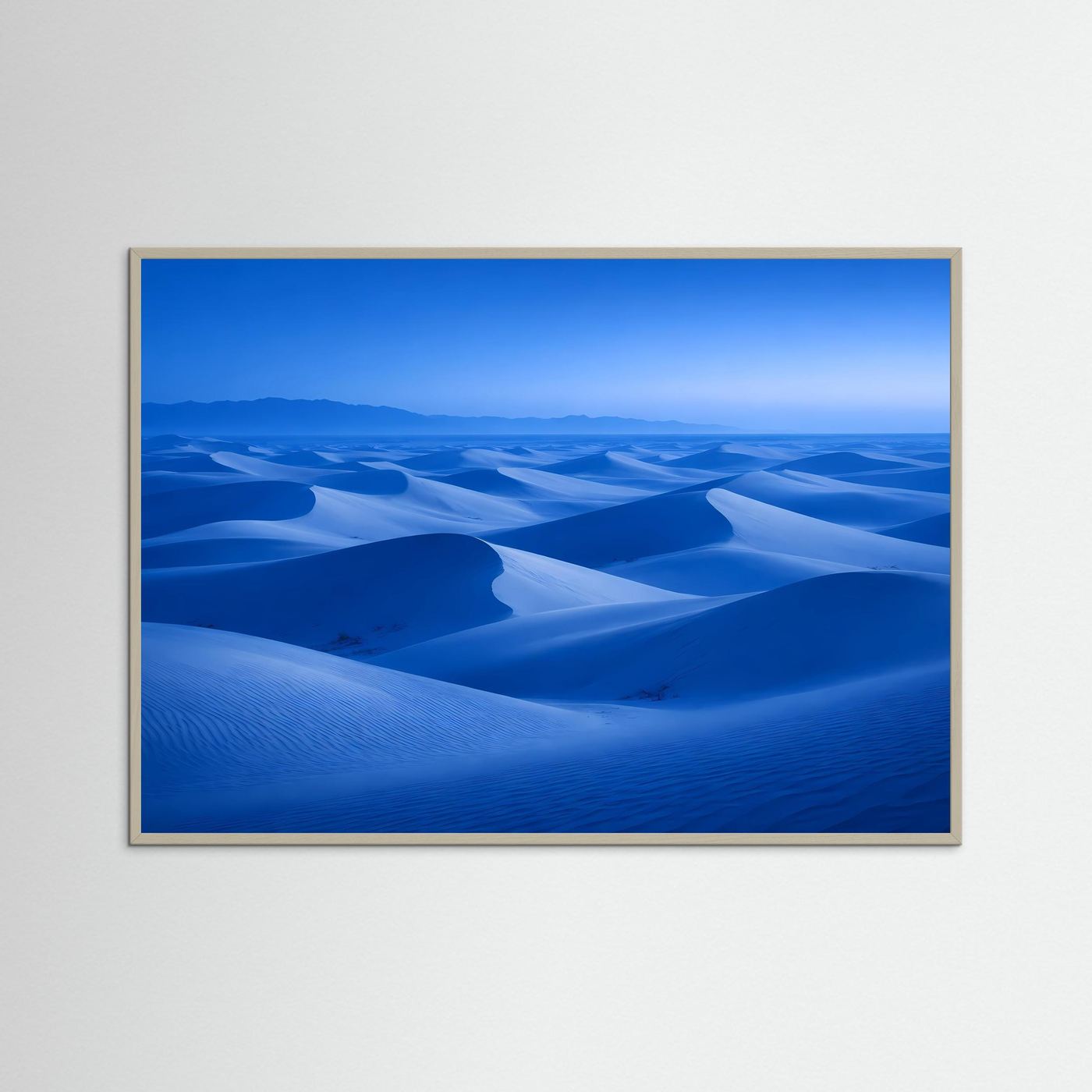 Wandbild Poster mit blauem Dünenlandschaft-Motiv im hellen Holzrahmen