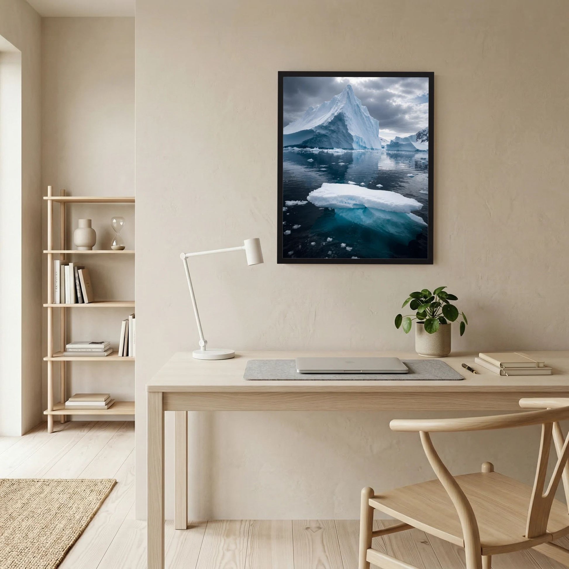 Gerahmtes Hochformat-Poster mit Antarktis-Eisbergen, blaues Wasser und weiße Eisschollen