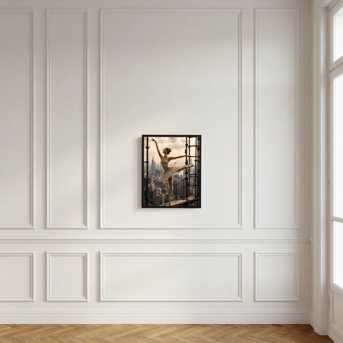 Schwarz gerahmtes Poster im Hochformat mit Ballerina im Tutu vor Skyline und Gerüst