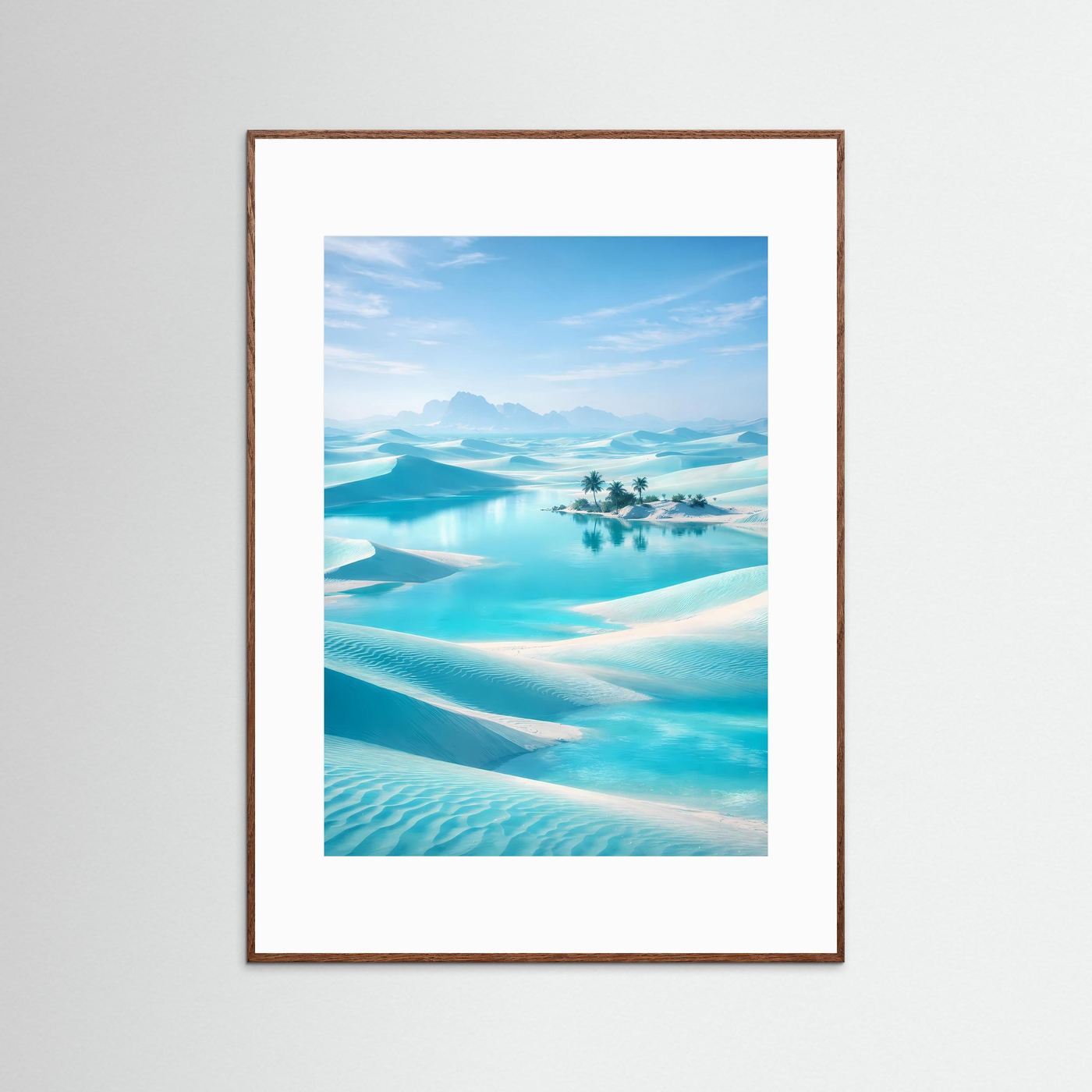Hochformatiges Poster im braunen Holzrahmen mit türkis-blauer Wasser- und Dünenlandschaft