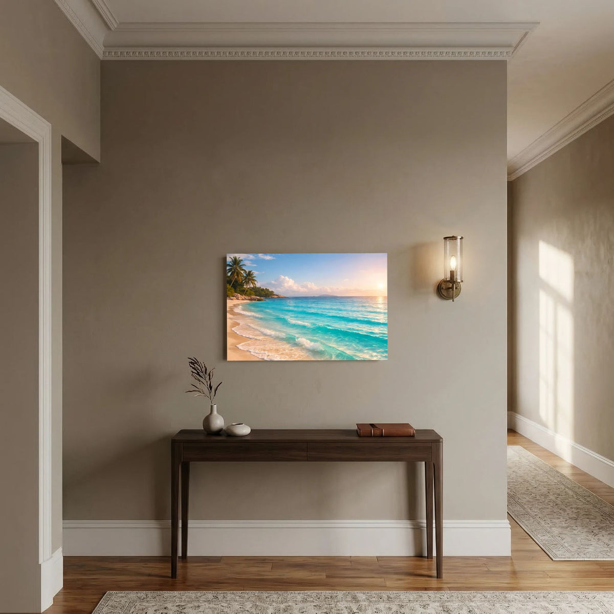 Wandposter mit tropischem Sandstrand bei Sonnenaufgang, türkisfarbenem Meer und Palmen