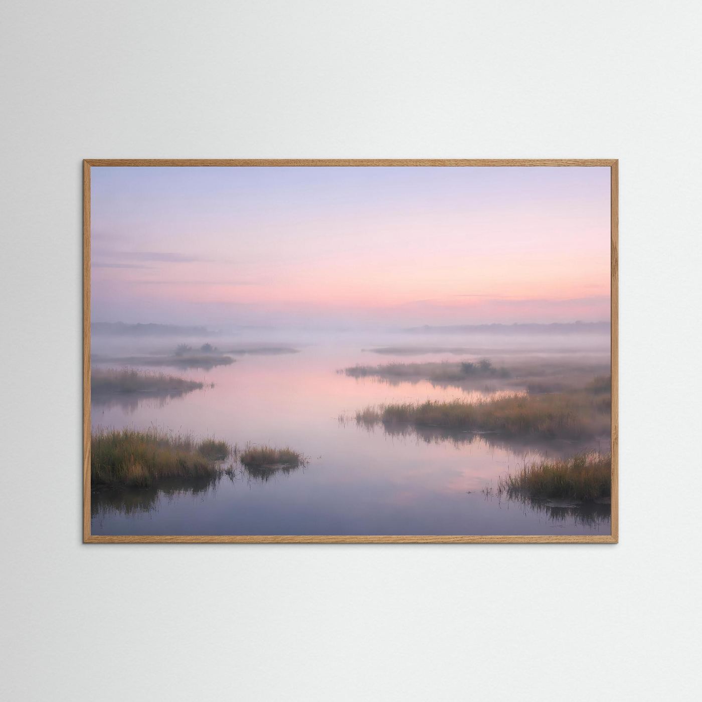 Wandbild im Querformat mit Flusslandschaft bei Sonnenaufgang im hellen Eichenrahmen, Nebel und Wasser.