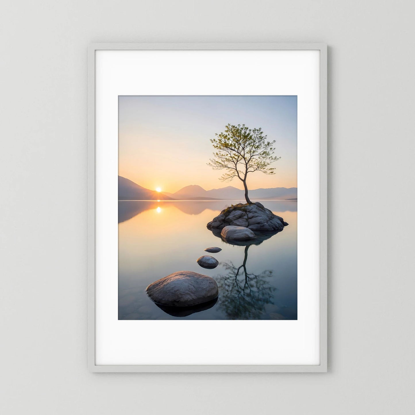 Baum im Bergsee bei Sonnenuntergang | Ruhige Natur mit Spiegelung | Poster Hochformat