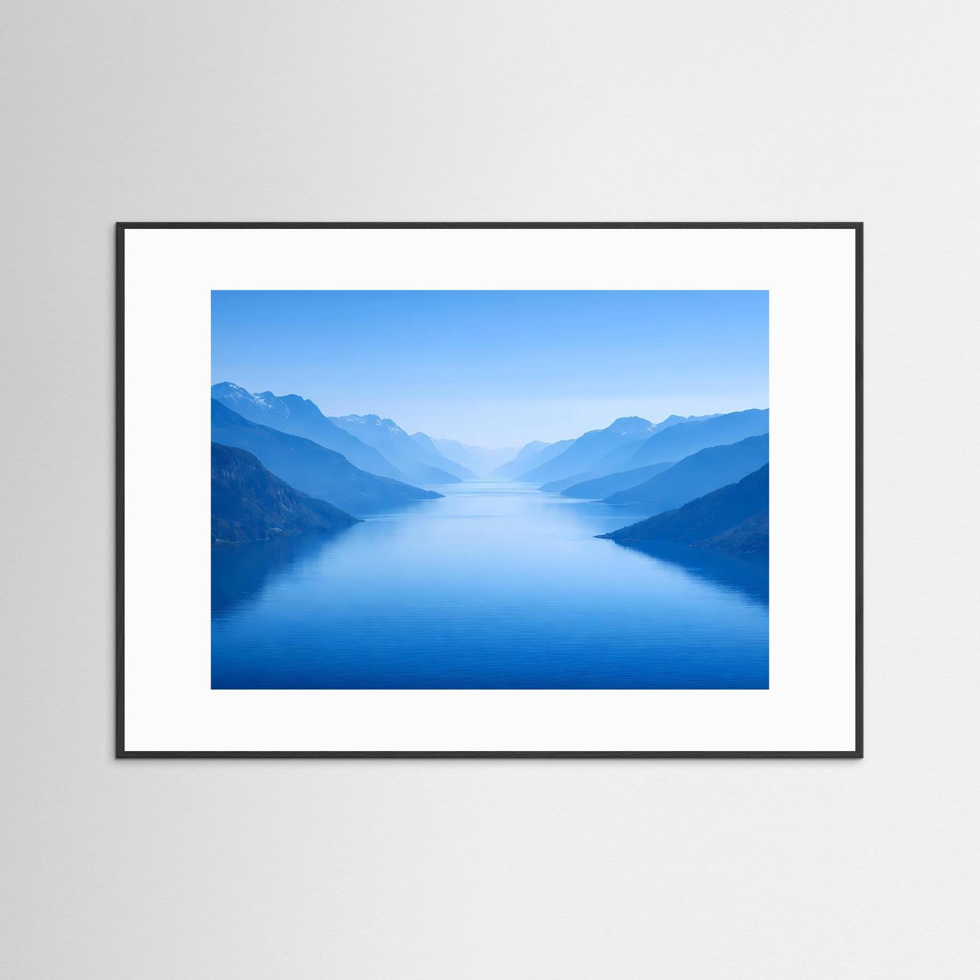 Naturposter im Querformat mit blauem Fjord im schwarzen Rahmen mit weißem Passepartout