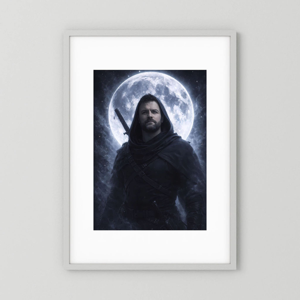 Gerahmtes Fantasy-Poster: gehüllter Krieger mit Kapuze vor Vollmond