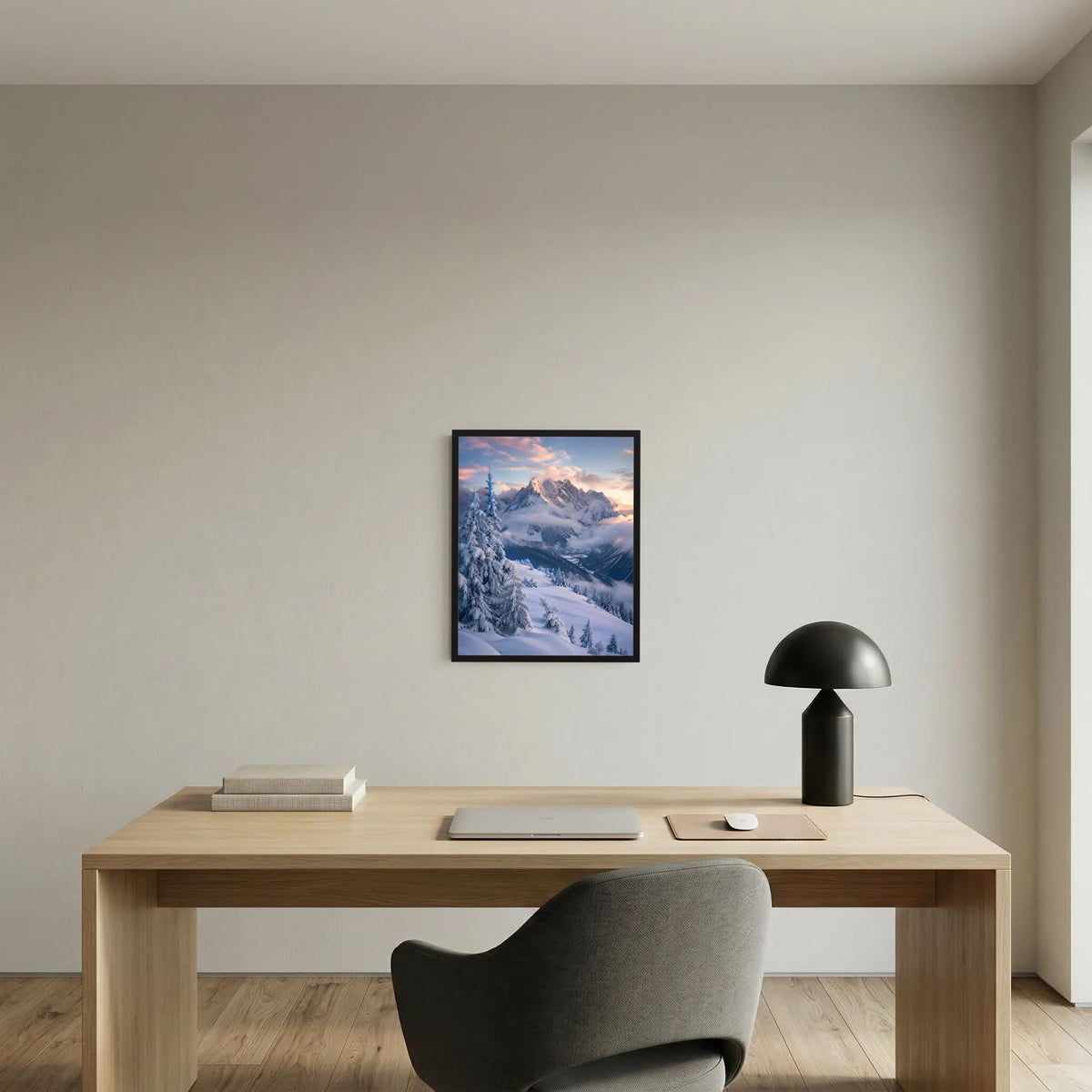 Gerahmtes Hochformat-Poster mit verschneiter Berglandschaft und Tannen im Morgenlicht