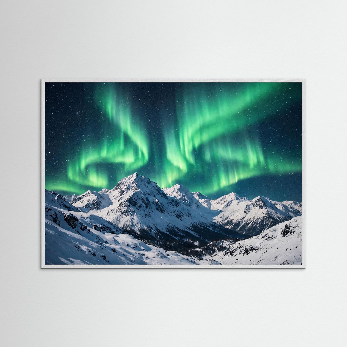 Gerahmtes Poster mit grünen Polarlichtern und schneebedeckten Berggipfeln im Panorama