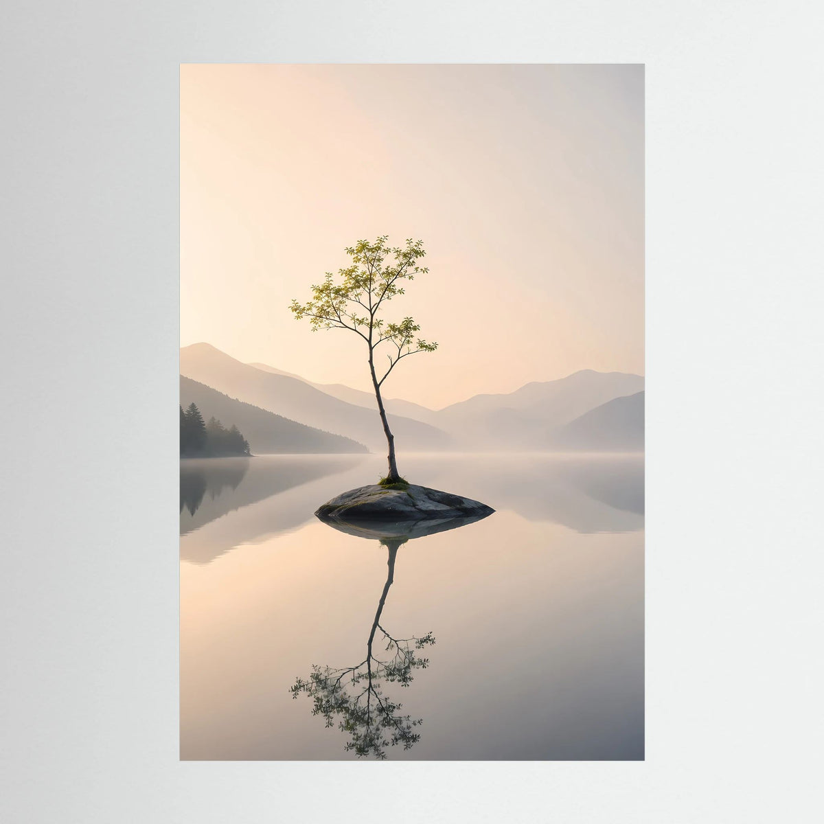 Einsamer Baum im Bergsee | Minimalistische Landschaft mit Spiegelung | Poster Hochformat