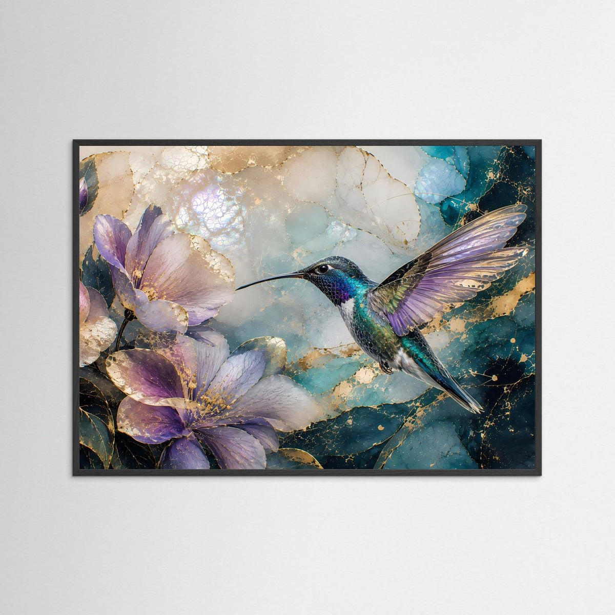 Wandbild mit Kolibri und violetten Blüten im goldfarbenen Stil, im schwarzen Rahmen