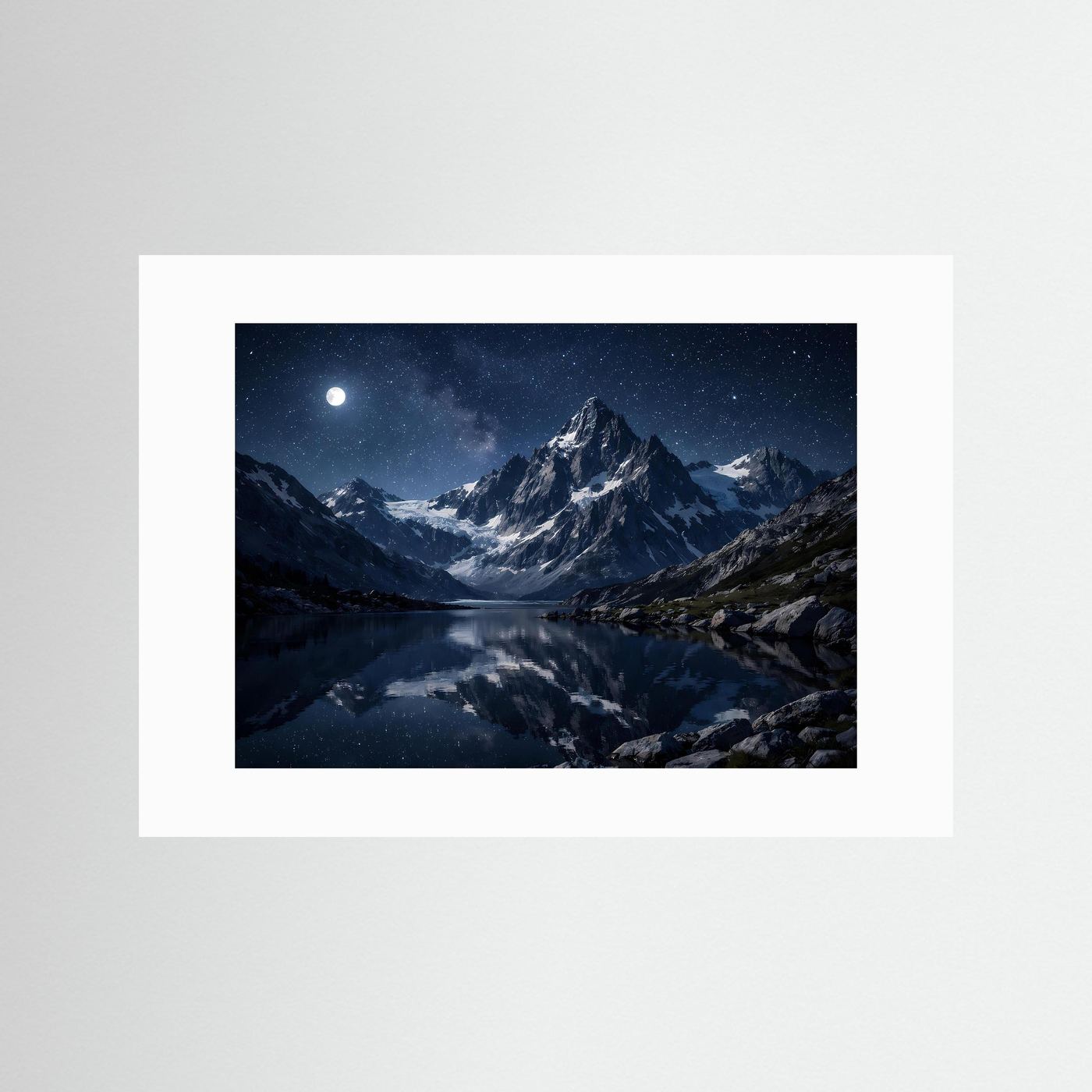 Poster Querformat mit Bergsee bei Nacht, Sternenhimmel und Mond; weißes Passepartout
