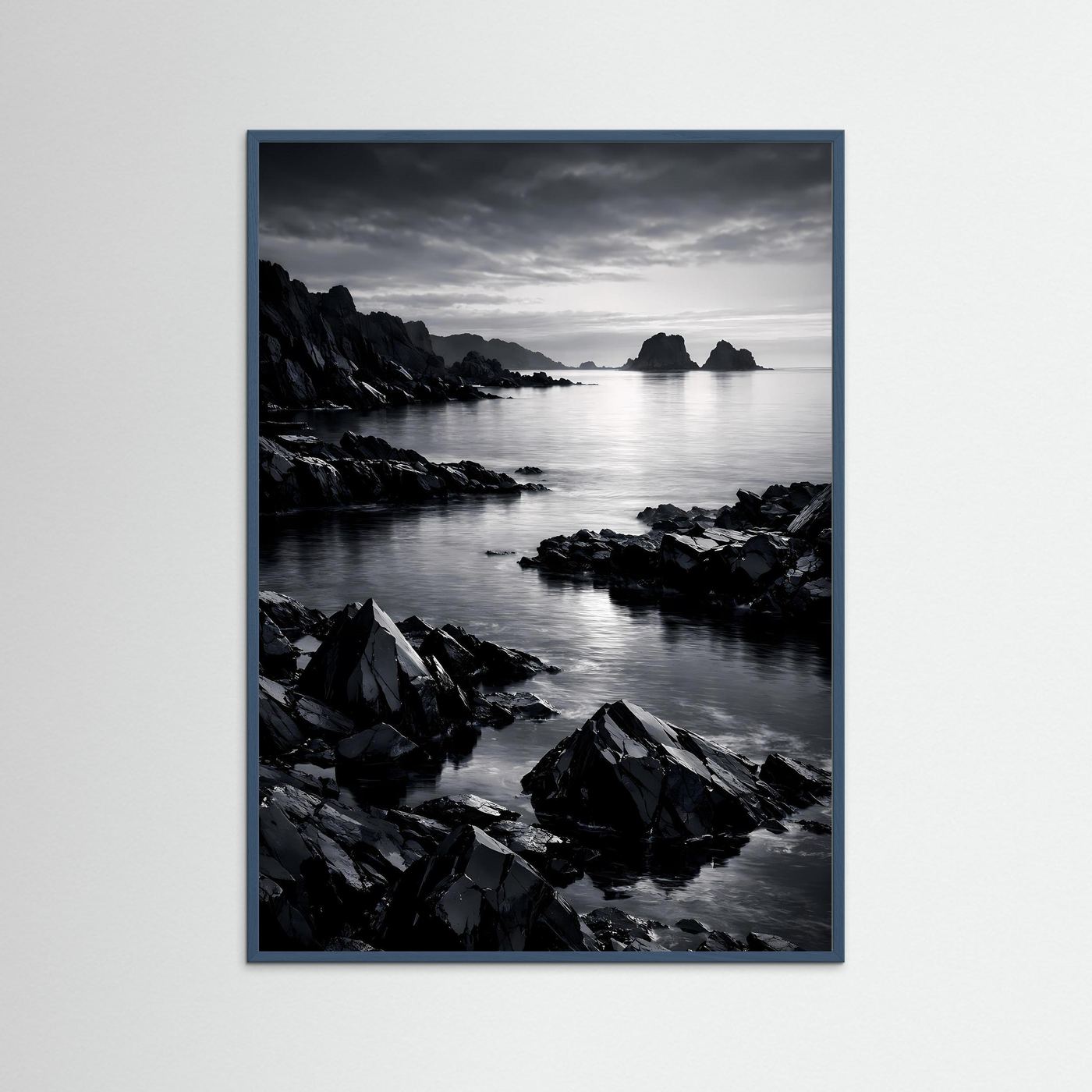 Schwarzweiß-Wandposter Felsküste: Meer und Felsen im blauen Rahmen