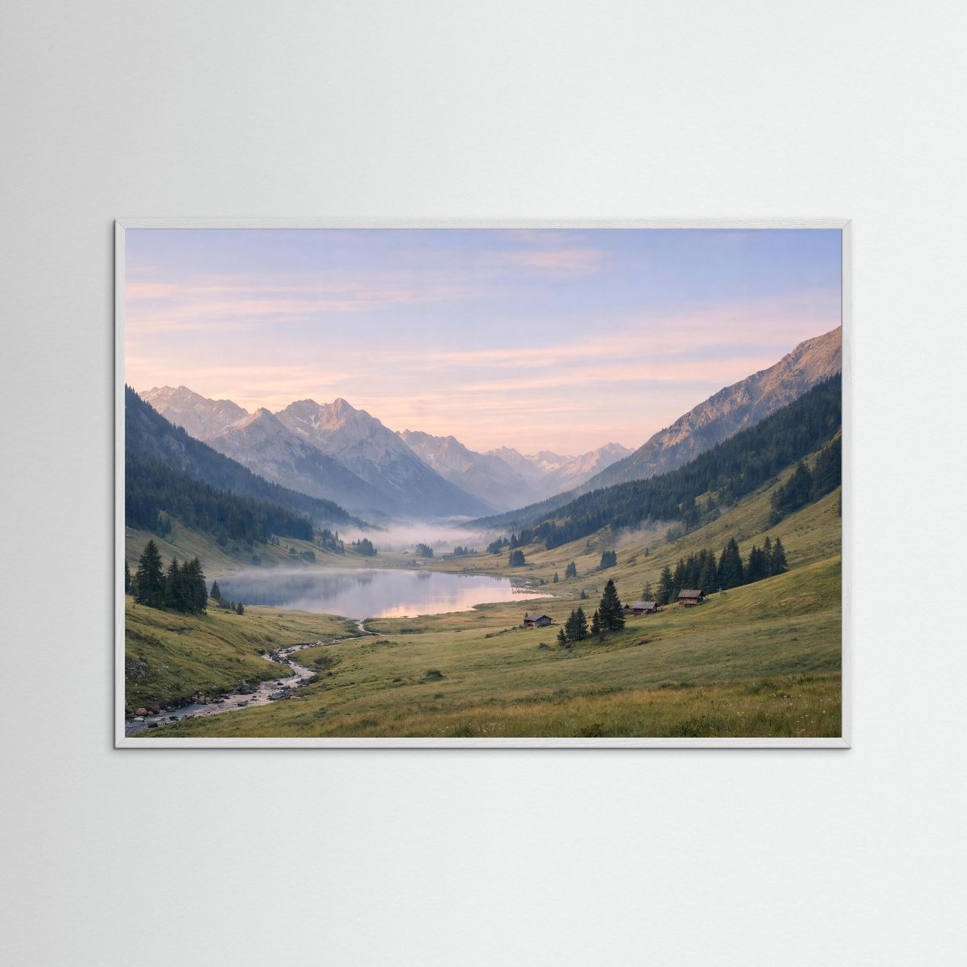 Naturposter Panoramaformat mit Bergtal und Wiesen im silberfarbenen Rahmen