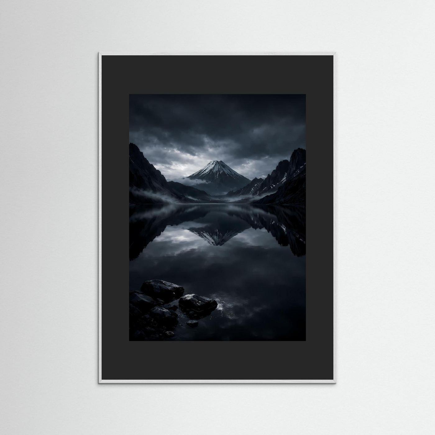Poster-Wandbild mit Vulkankegel und Bergsee-Spiegelung, schwarzer Rahmen, schwarzes Passepartout