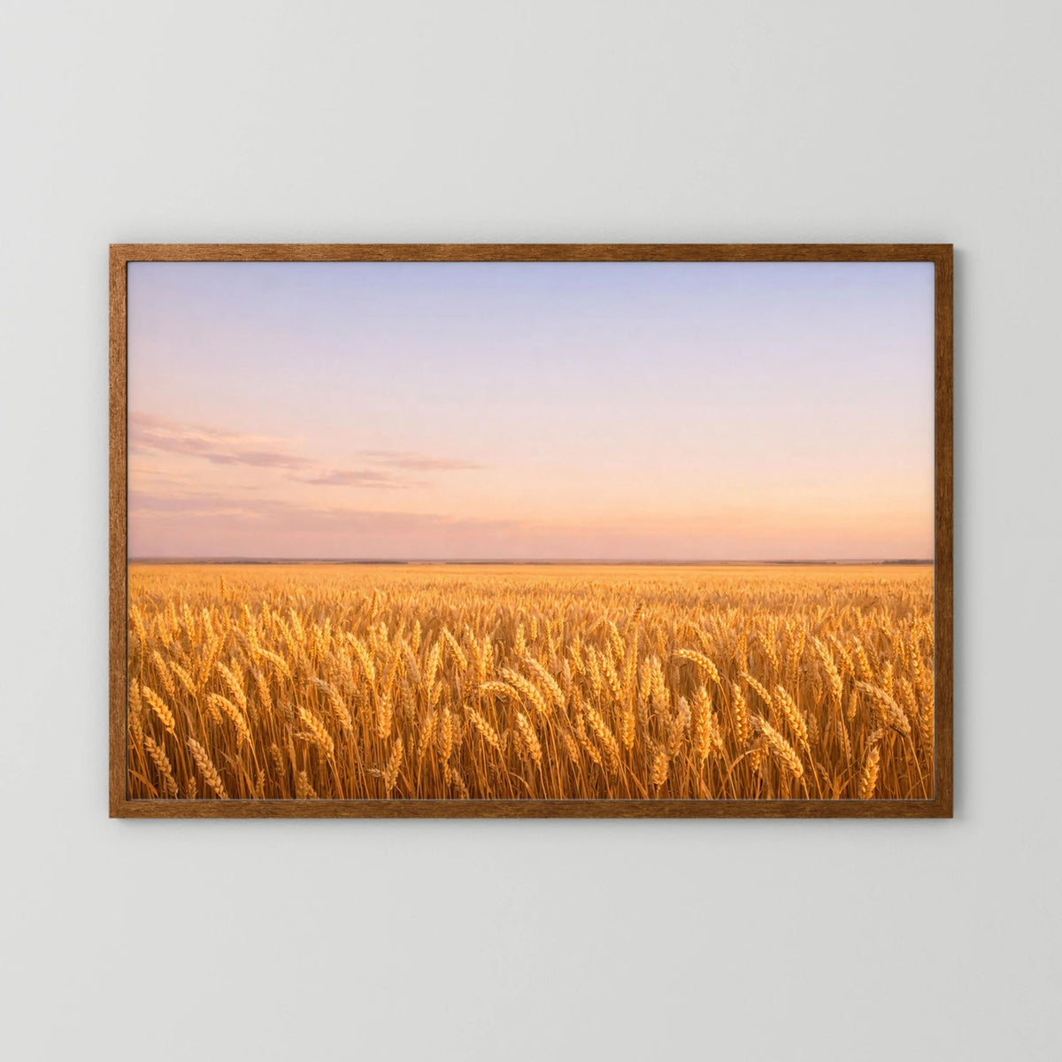 Querformatiges Wandbild mit goldenem Weizenfeld bei Sonnenuntergang im braunen Holzrahmen