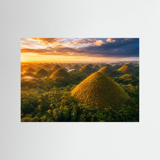 Poster mit tropischer Hügellandschaft und Sonnenaufgang über bewachsenen Hügeln