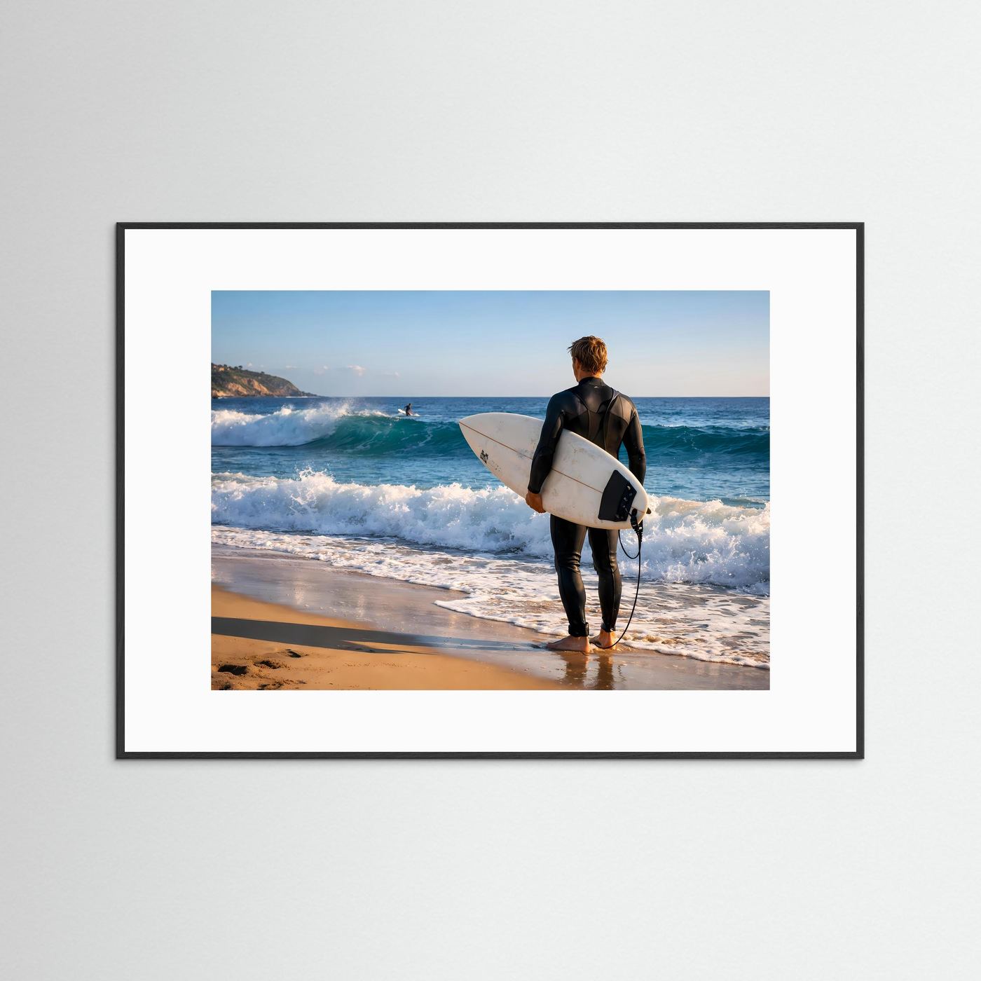 Surfer-Poster im Querformat mit Person und Surfboard, bewegte Meereswellen
