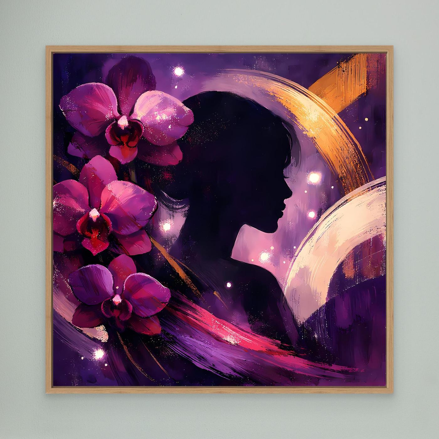 Leinwandbild mit Frauenprofil, violetten Orchideen und goldfarbenen Pinselstrichen im Holzrahmen