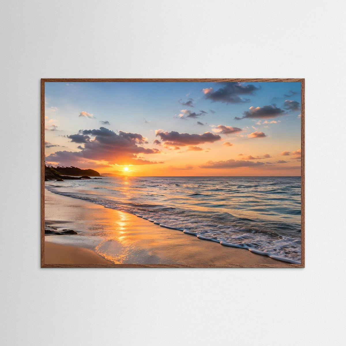 Poster im Querformat mit Sonnenuntergang am Strand im dunklen Eichenholzrahmen