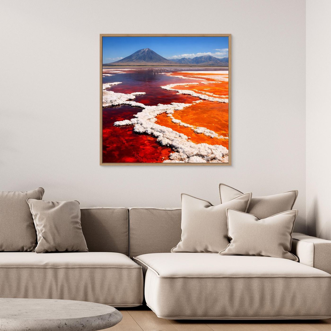 Gerahmtes Leinwandbild: roter und orangefarbener Salzsee mit weißen Streifen und Berg